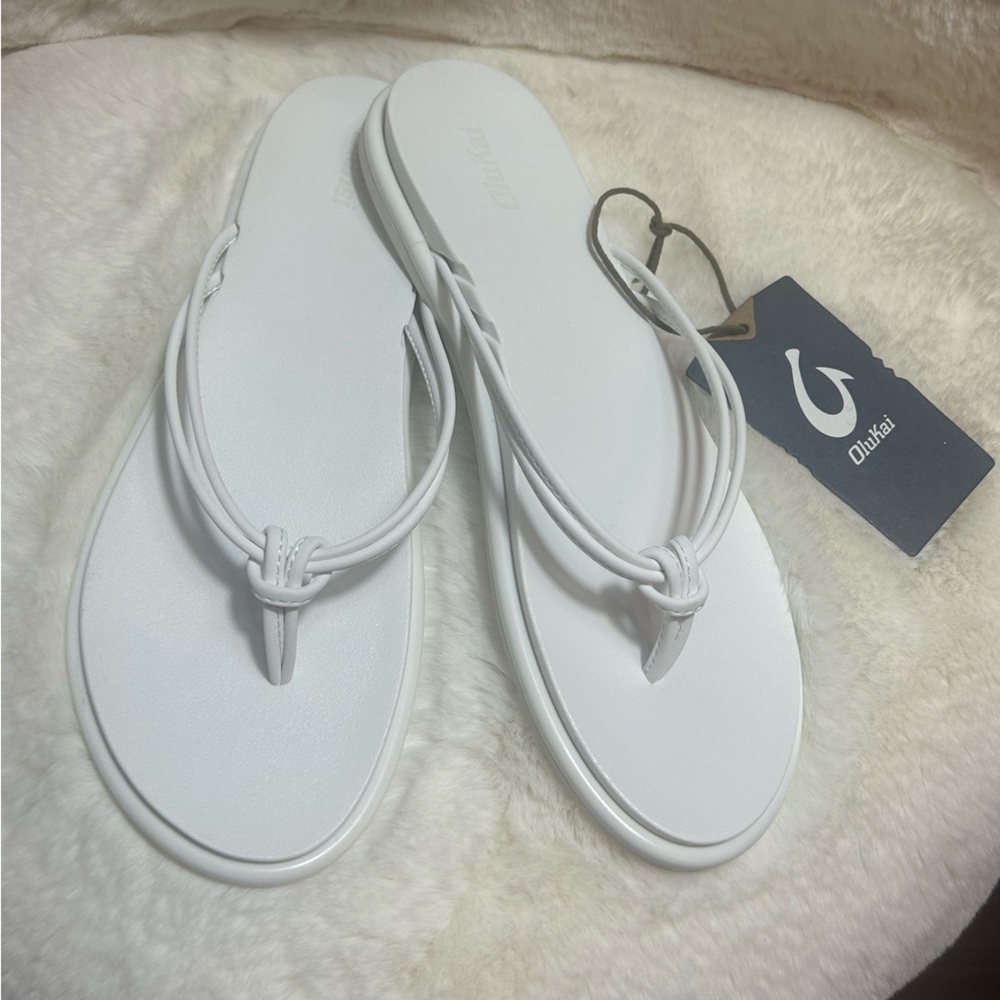 OluKai Aka White Sandals Classic Minimalist Design flip flops NWT Sz-10. G